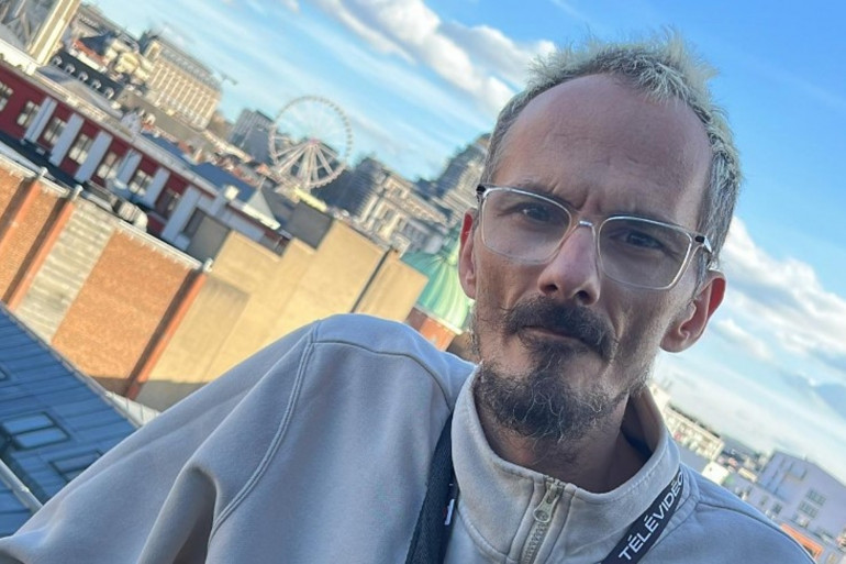 Élő adásban bántalmazott férfi halála után nyomoznak