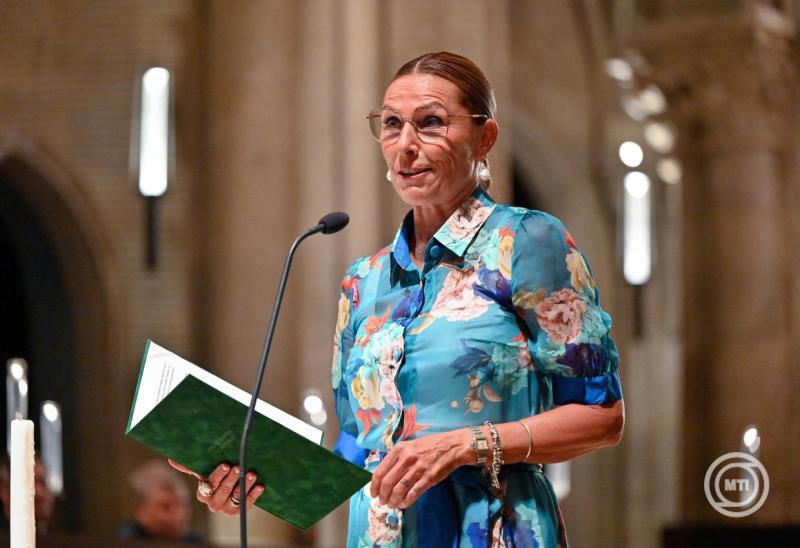 Miklósa Erika 4 napon át minden nap más szerepben tűnik föl