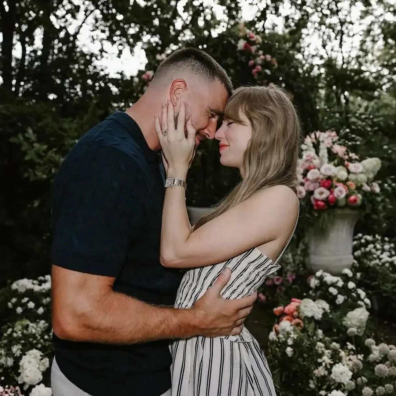 Taylor Swift és Travis Kelce eljegyezték egymást