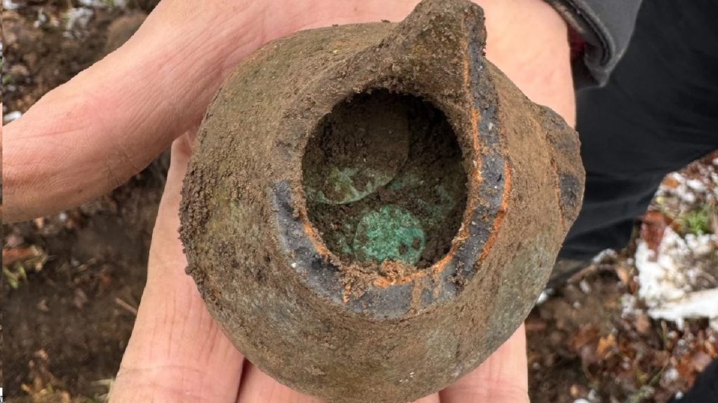 600 érmét rejtett a föld egy erdő mélyén