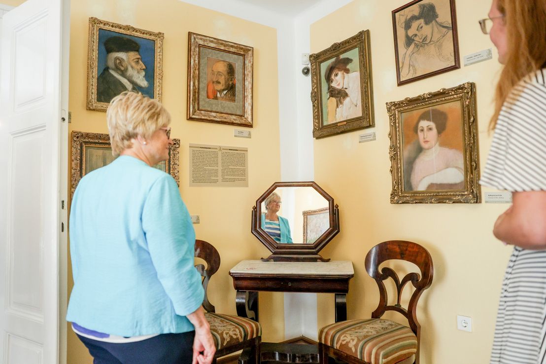 Sulyok Tamás felesége a Rippl-Rónai-festmények között válogatott