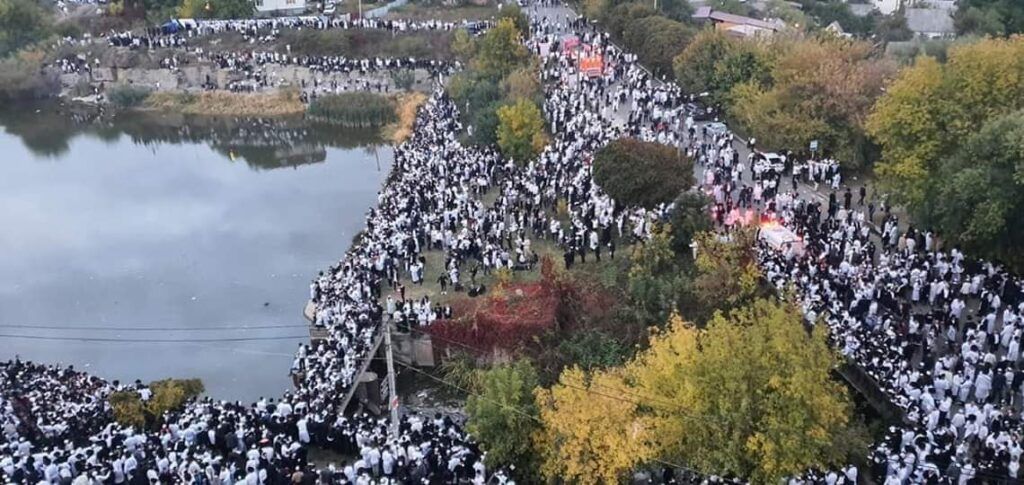 Az életük árán is özönlenek a haszid zsidó zarándokok Ukrajnába az újévre