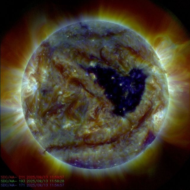 Megjelent a Nap felszínén egy hatalmas szív alakú folt