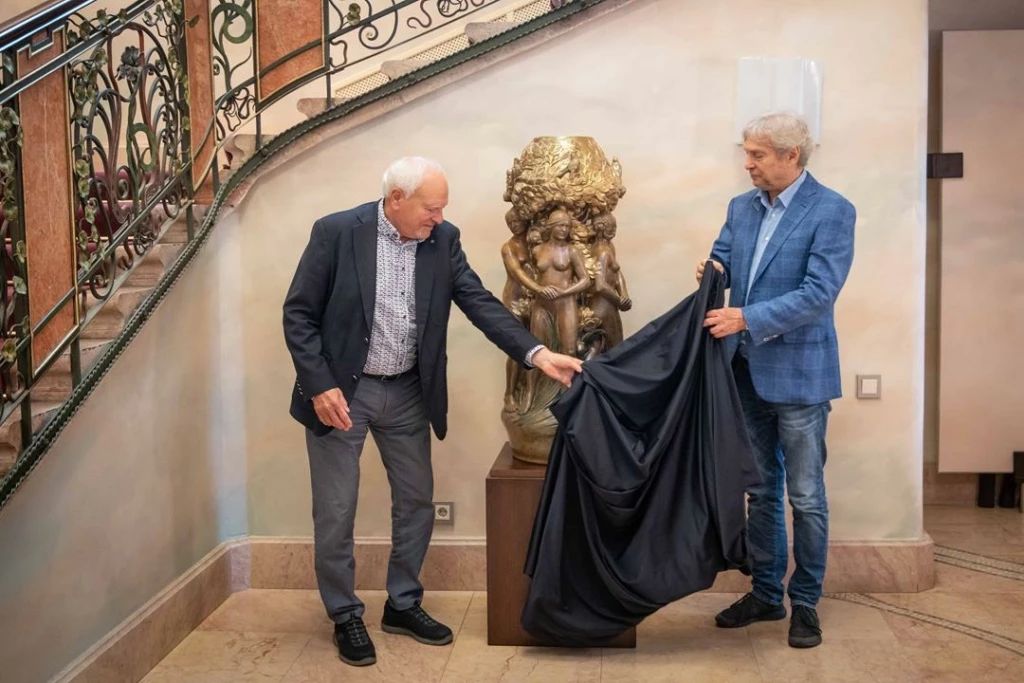 120 év után újra látható a 100 kilós Zsolnay óriásváza