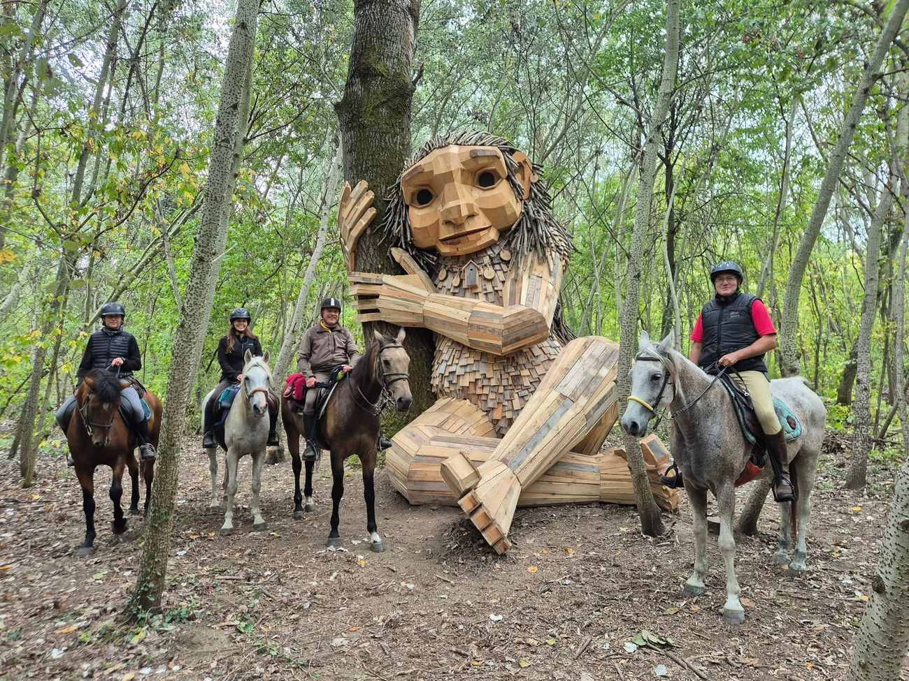 Ölelő Olga 4,5 méter magas szobrát 32 millióból állították föl egy vásárhelyi erdőben