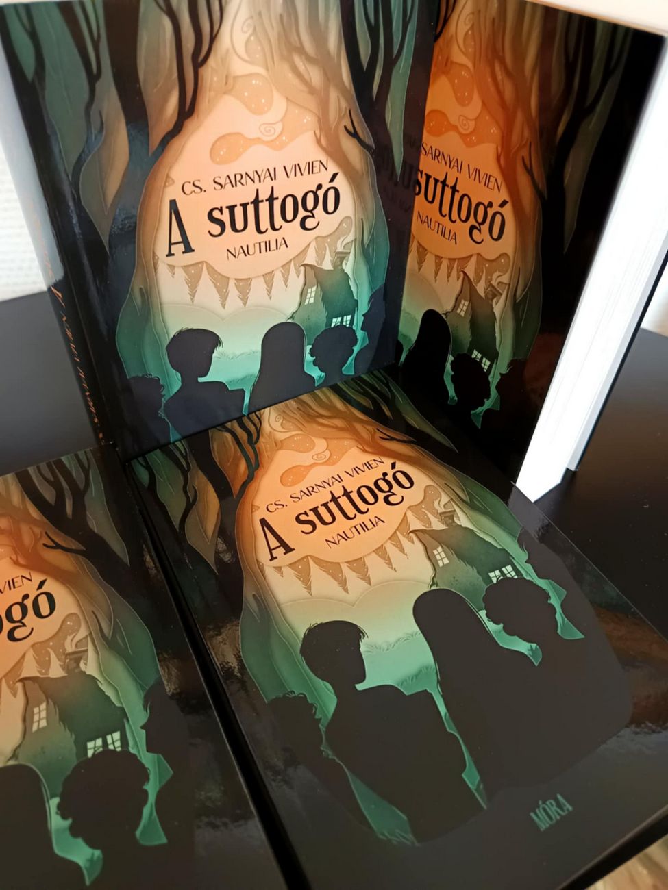 A suttogó hangját csak a gyerekek hallják a könyvszekrény mögül