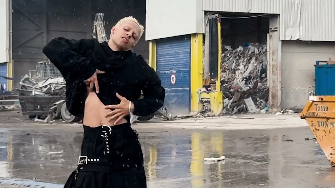 Markológép előtt táncol az őrületbe a Dry Cleaning új számában – videó