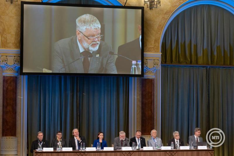 Elfelejtett gratulálni Krasznahorkai Lászlónak a Magyar Művészeti Akadémia a közgyűlésen