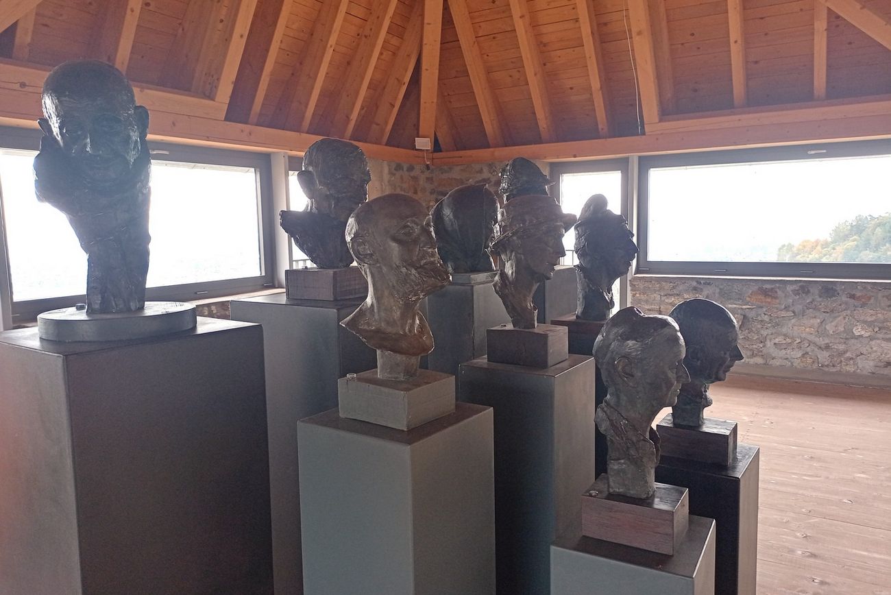 Hortensia Fussy különös alakjai a fák és falvak fölött lebegnek