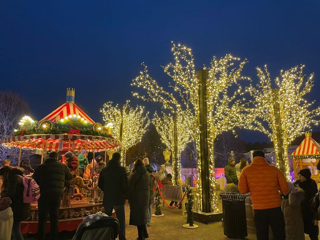 Öt hétvégén keresztül mesés fényinstallációkkal várja az adventi vásár a látogatókat Schloss Hof kastélyában