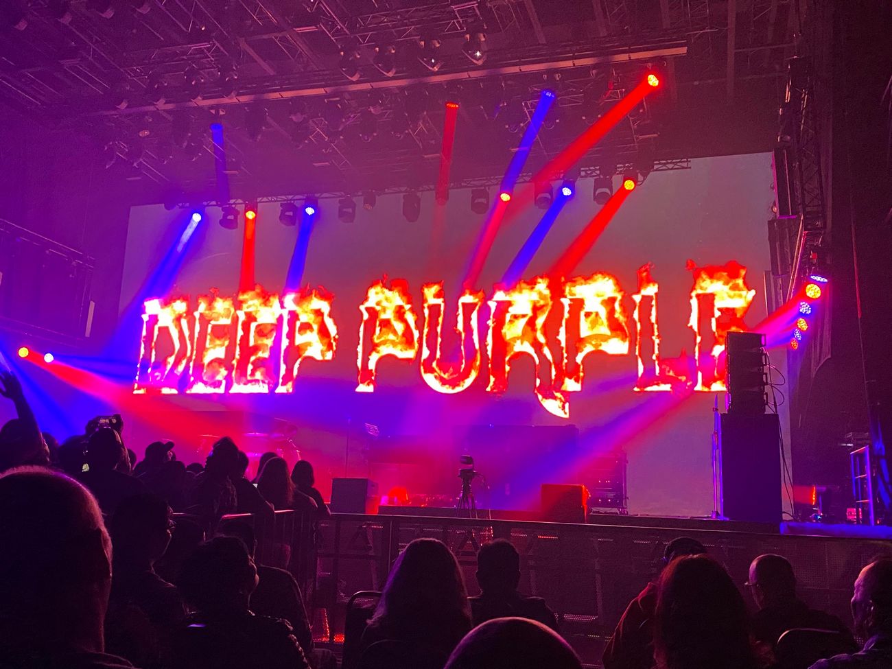 Itt megnézheted a Deep Purple 4 nappal ezelőtti Kuala Lumpurban rendezett koncertjét