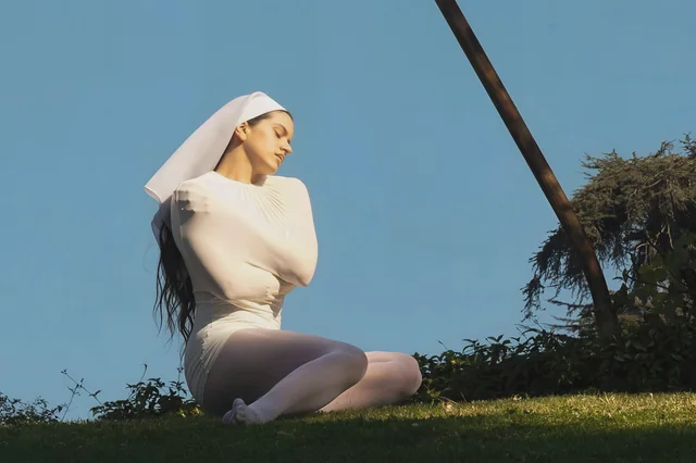 A katolikus papok megőrülnek Rosalía Lux című új albumáért