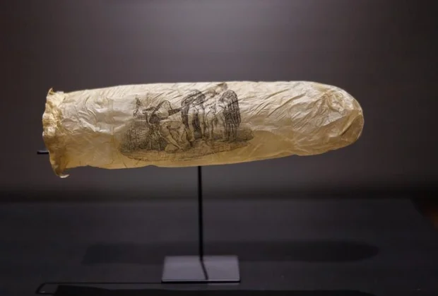 Birka vakbeléből készült, erotikus képpel díszített óvszer egy nemzeti múzeumban