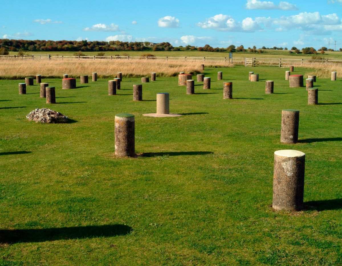 Hatalmas, körívet alkotó gödröket találtak Stonehenge közelében