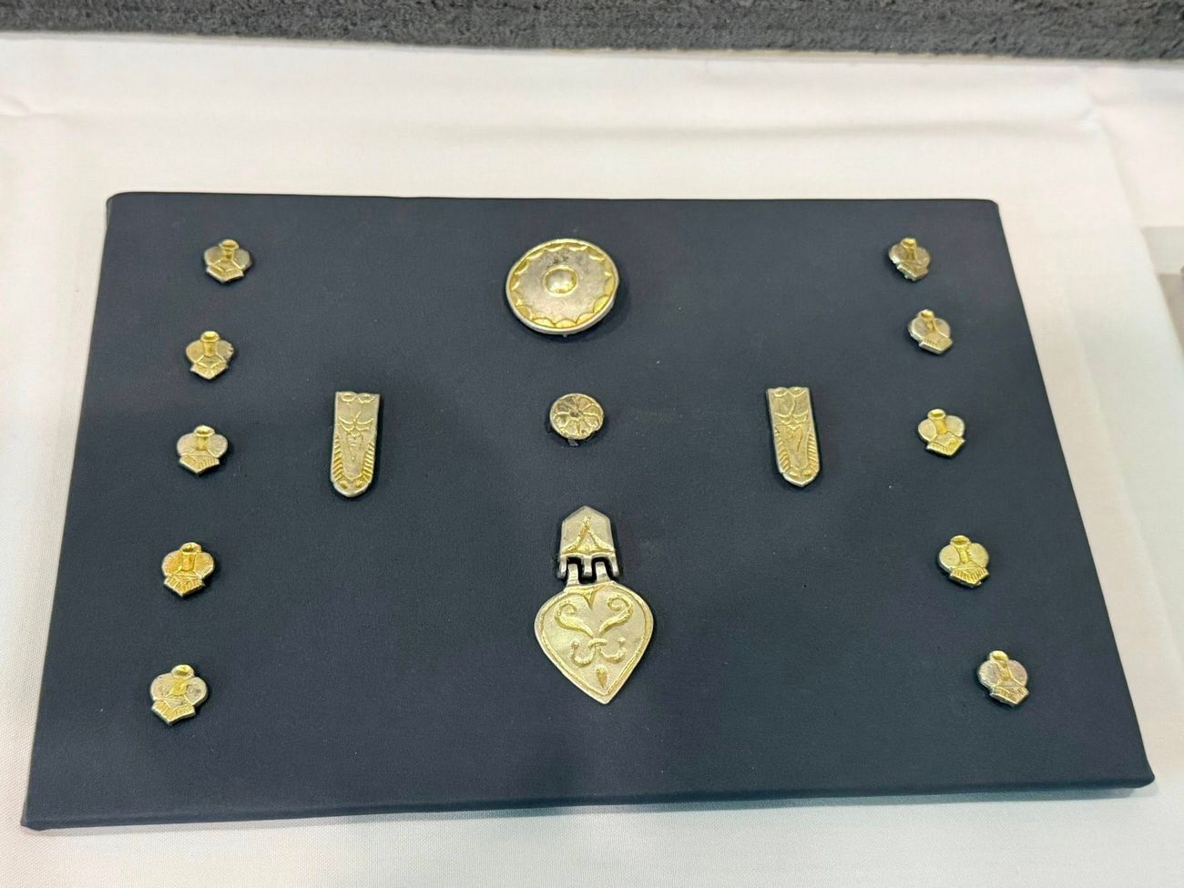 Rengeteg kincset találtak Akasztónál három fiatalon elhunyt előkelő férfi sírjában