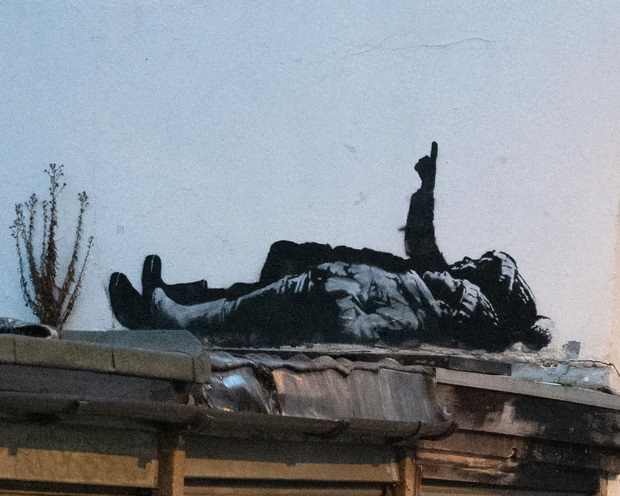 Két árva gyerek fekszik a földön karácsony este és a csillagokat nézik