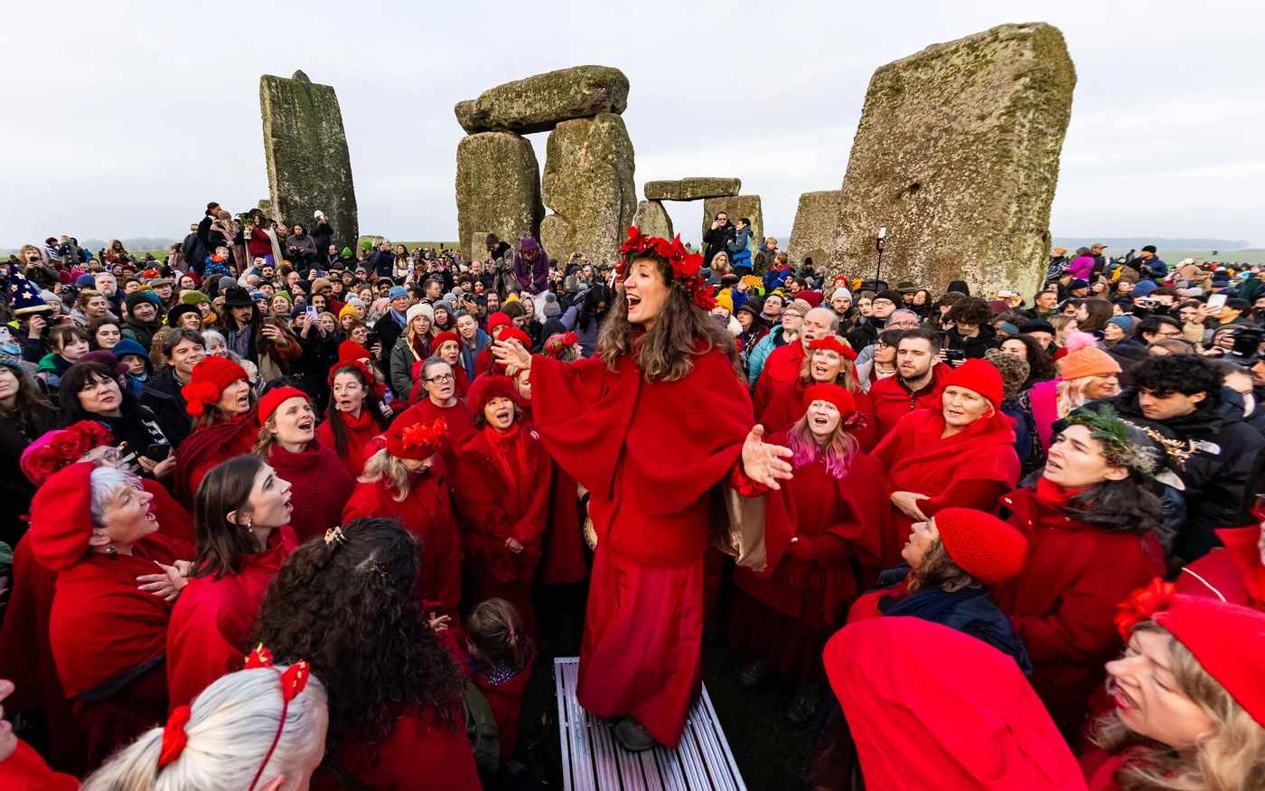 8500 ember várta a téli napforduló hajnalát Stonehenge misztikus köveinél