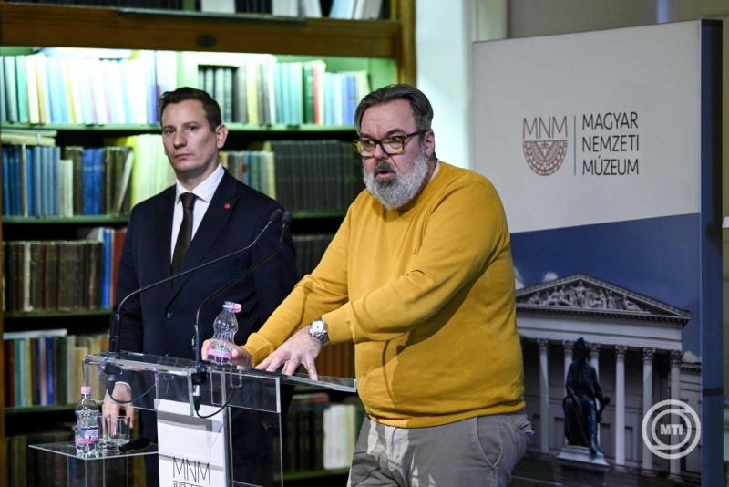 L. Simon László bejelentette, időnként láthatatlanná válik a koronázási palást