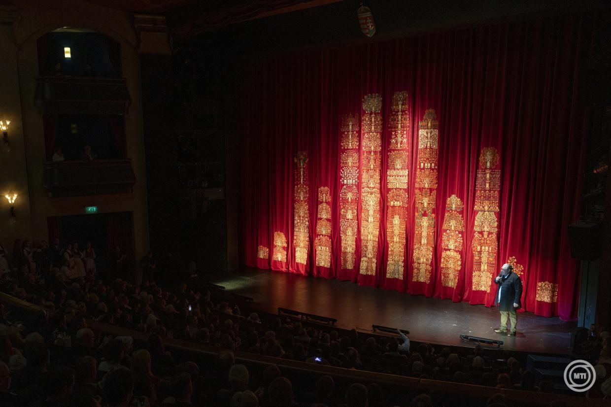 Ilyen lett a Nemzeti Színház 167 m²-es díszfüggönye, amit 104 hímző varrt
