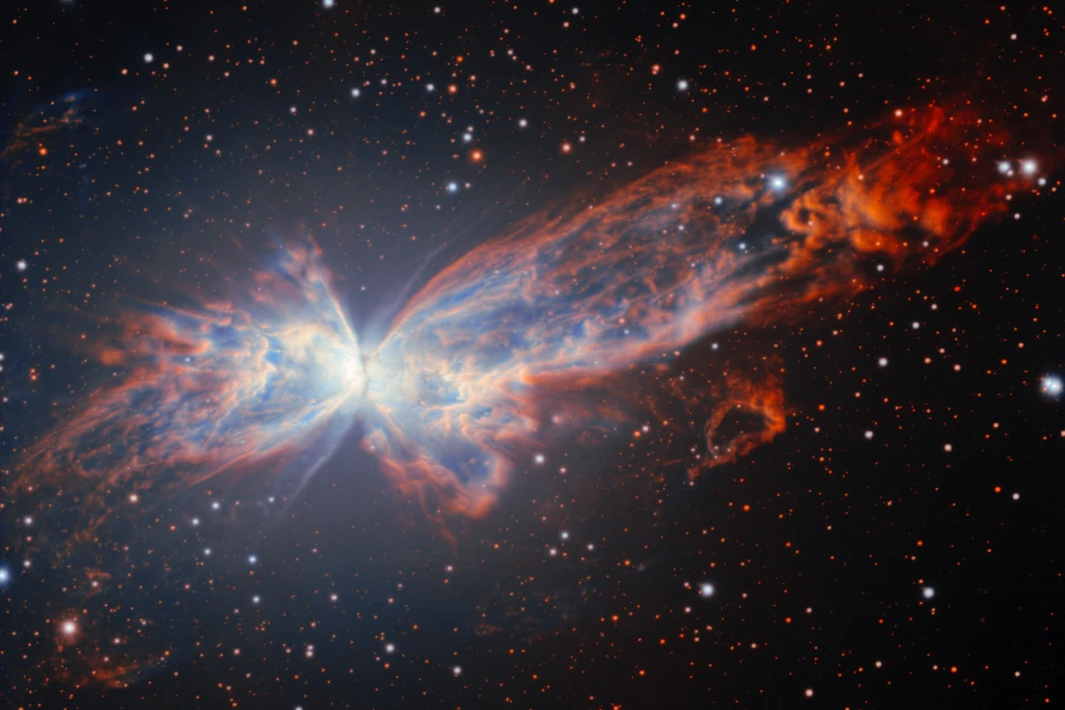 Felfedezésre váró mélység: kék-piros pillangó az űrben — új fotón a Butterfly Nebula