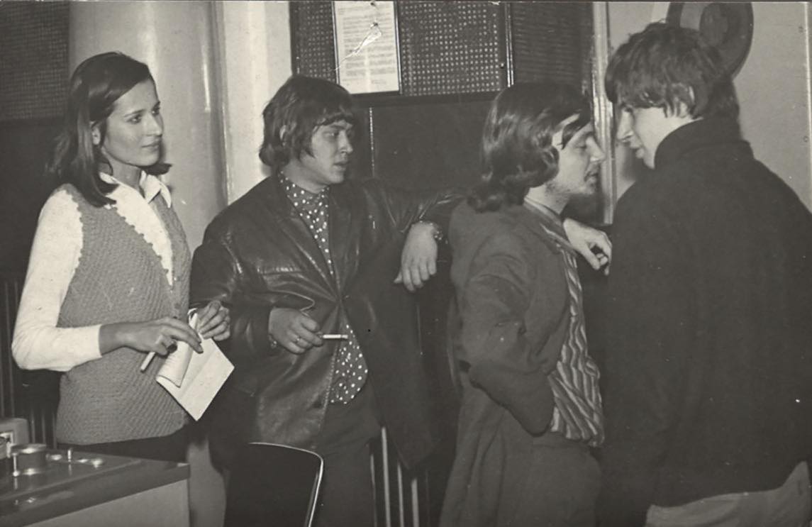 Koncz Zsuzsa és az Illés tagjainak fotója került elő egy bolhapiacról